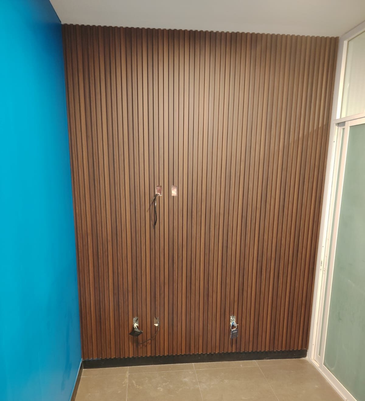Instalación de panel decorativo madera.