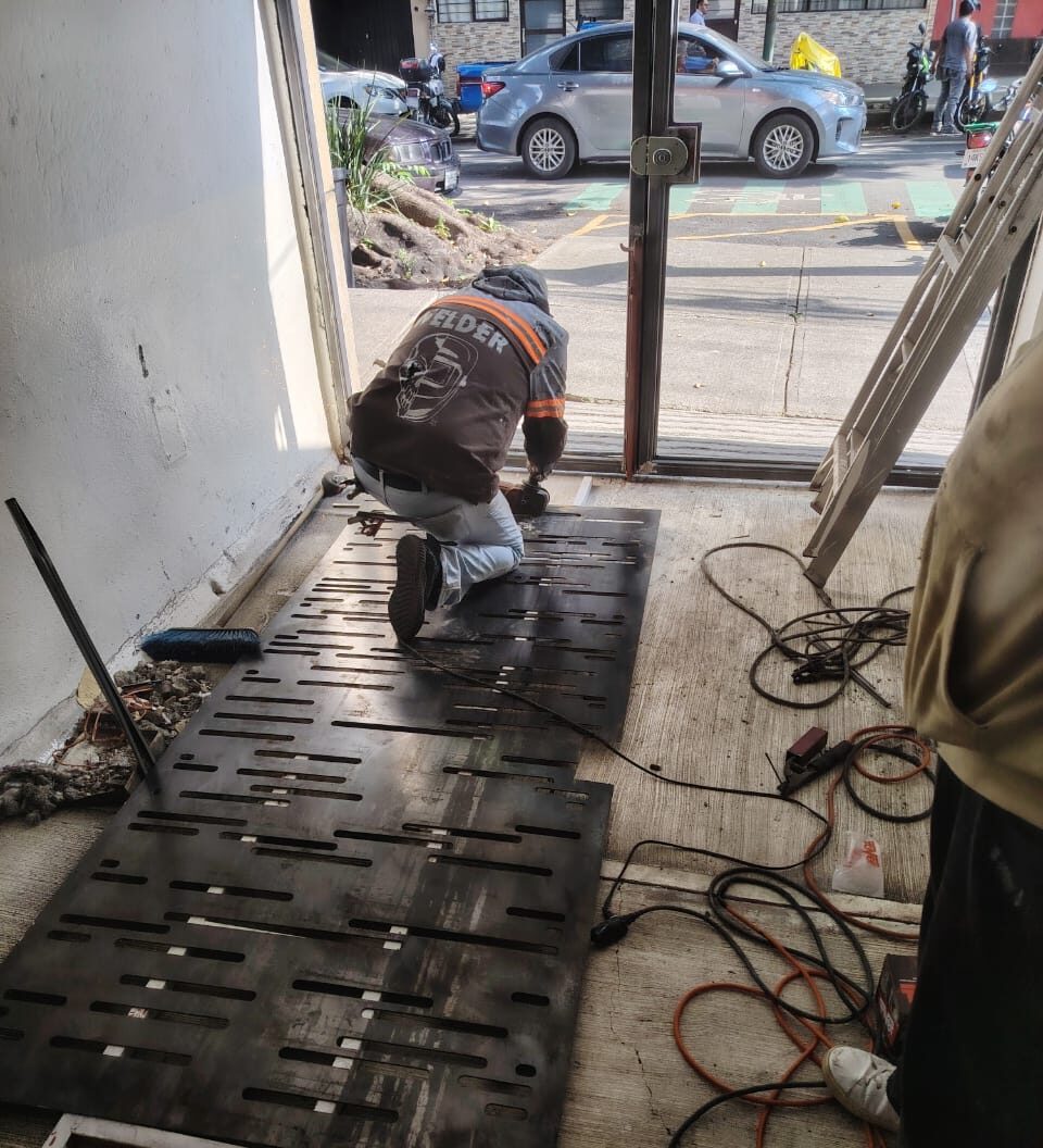 Detalles de placas cortadas en láser.